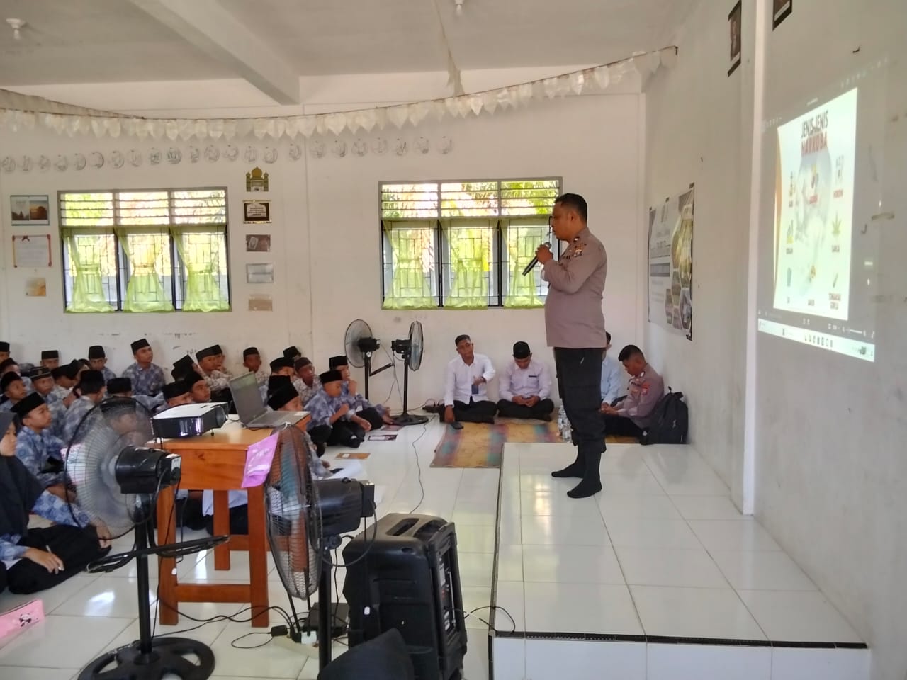 Pencegahan Dini: Kapolsek Medang Deras Sosialisasikan Bahaya Narkoba dan Judi Online di SMP IT Darul Abror