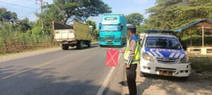 Satlantas Polres Batu Bara Patroli Kibas Bendera dan Pantau Arus Lalu Lintas