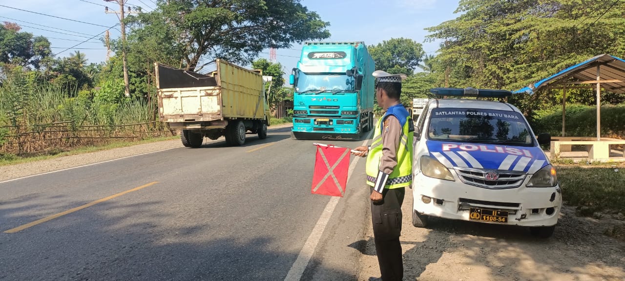 Satlantas Polres Batu Bara Patroli Kibas Bendera dan Pantau Arus Lalu Lintas