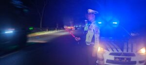 Satlantas Polres Batu Bara Amankan Jalan Raya dengan Patroli Blue Light