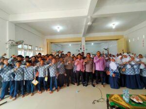 Wakapolsek Indrapura Sosialisasikan Kamtibmas dalam Program Police Go To School di SMP IT Al Izzah
