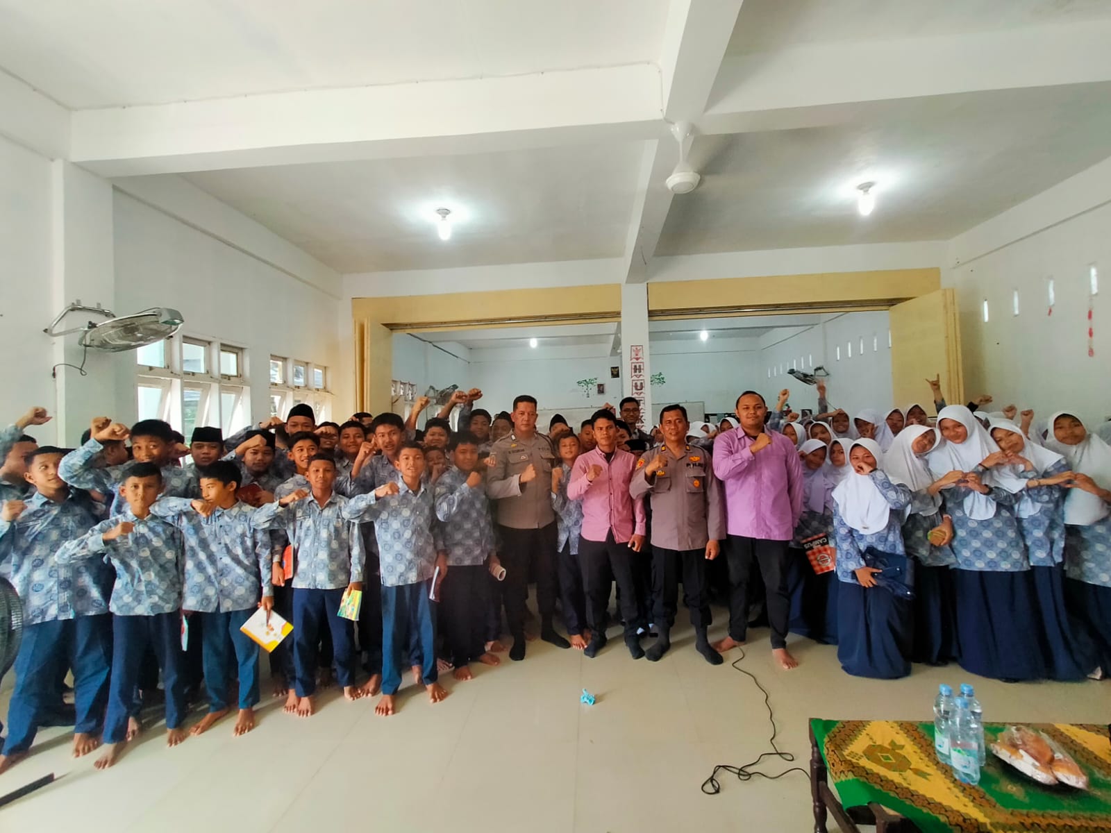 Wakapolsek Indrapura Sosialisasikan Kamtibmas dalam Program Police Go To School di SMP IT Al Izzah