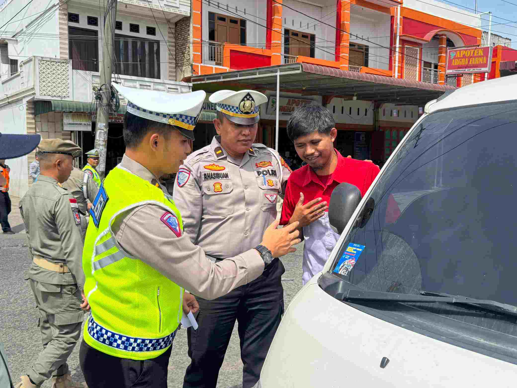Satlantas Polres Batu Bara Sosialisasikan dan Tempel Stiker Operasi Patuh Toba 2025 di Simpang Empat Lima Puluh