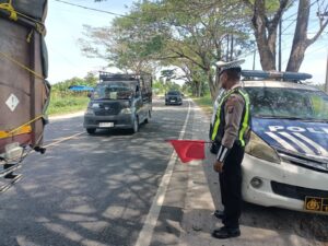 Satlantas Polres Batu Bara Patroli Kibas Bendera dan Rekam Video Arus Lalu Lintas di Lokasi Rawan