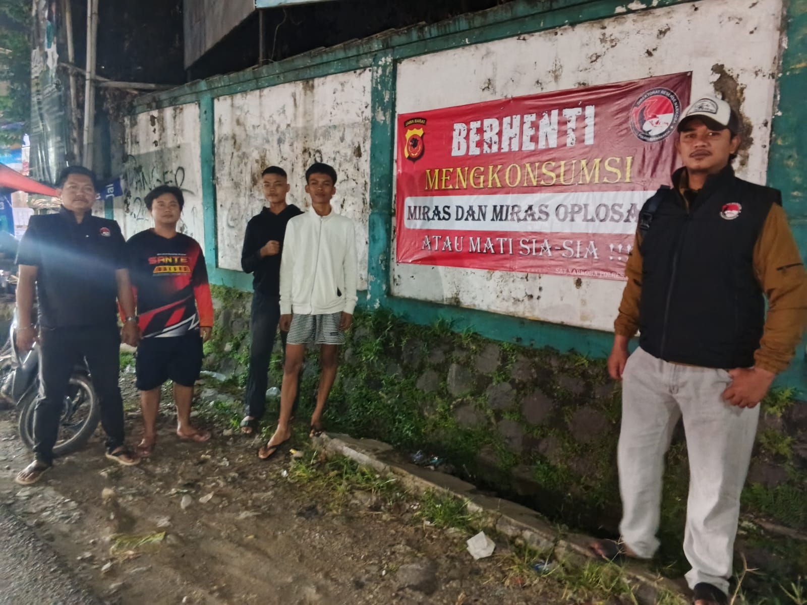 Cegah Peredaran Miras, Polres Purwakarta Pasang Spanduk Imbauan