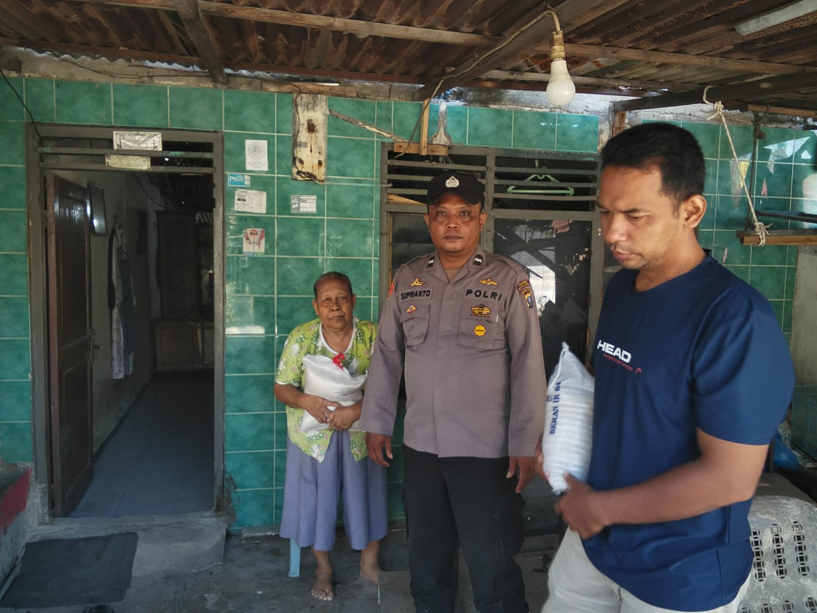 Kapolsek Medang Deras Salurkan Bantuan Sembako, Jalin Keakraban dan Jaga Kamtibmas