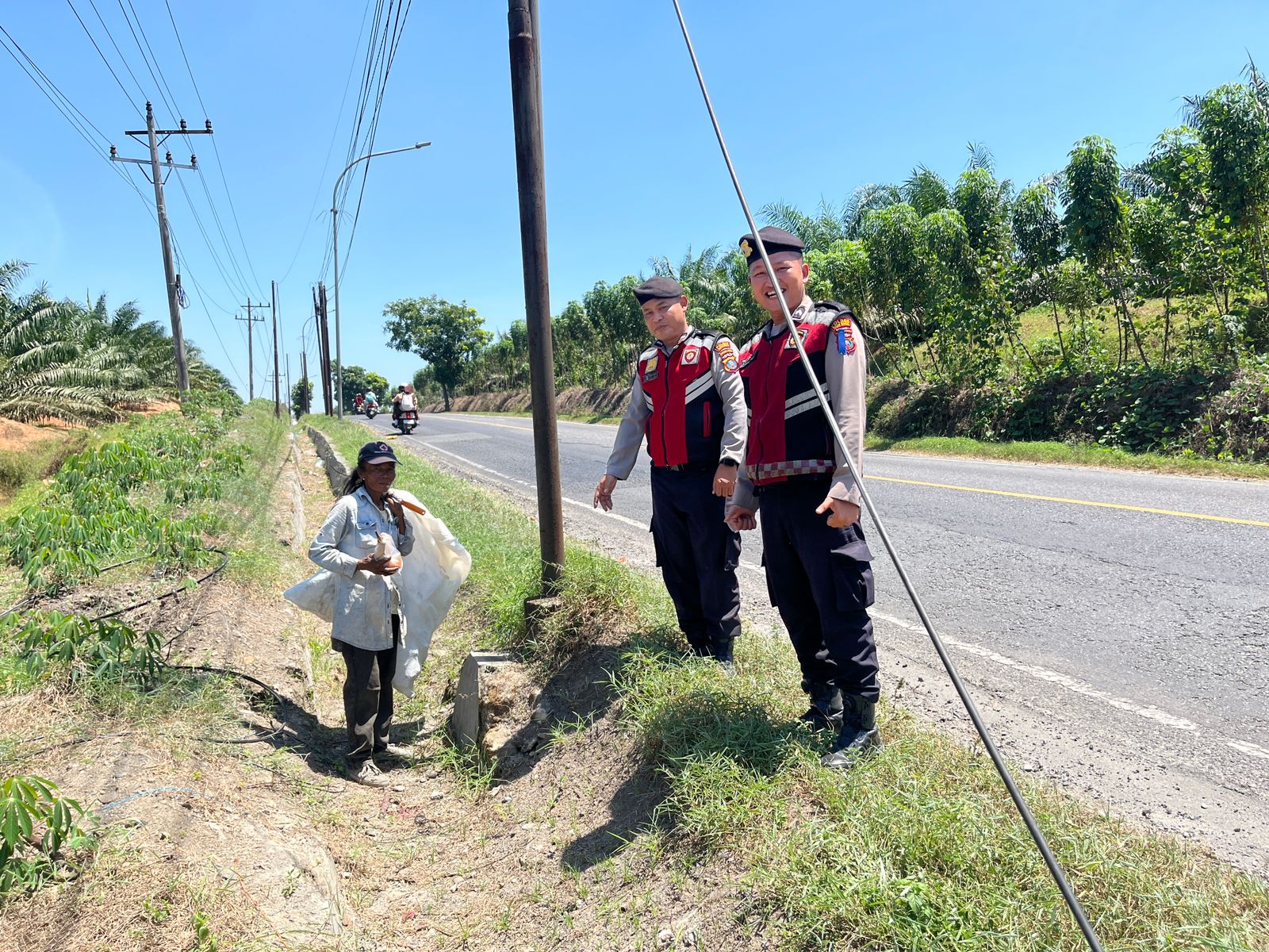 Sat Samapta Polres Batu Bara Tebar Kebaikan dengan Jumat Barokah di Limapuluh