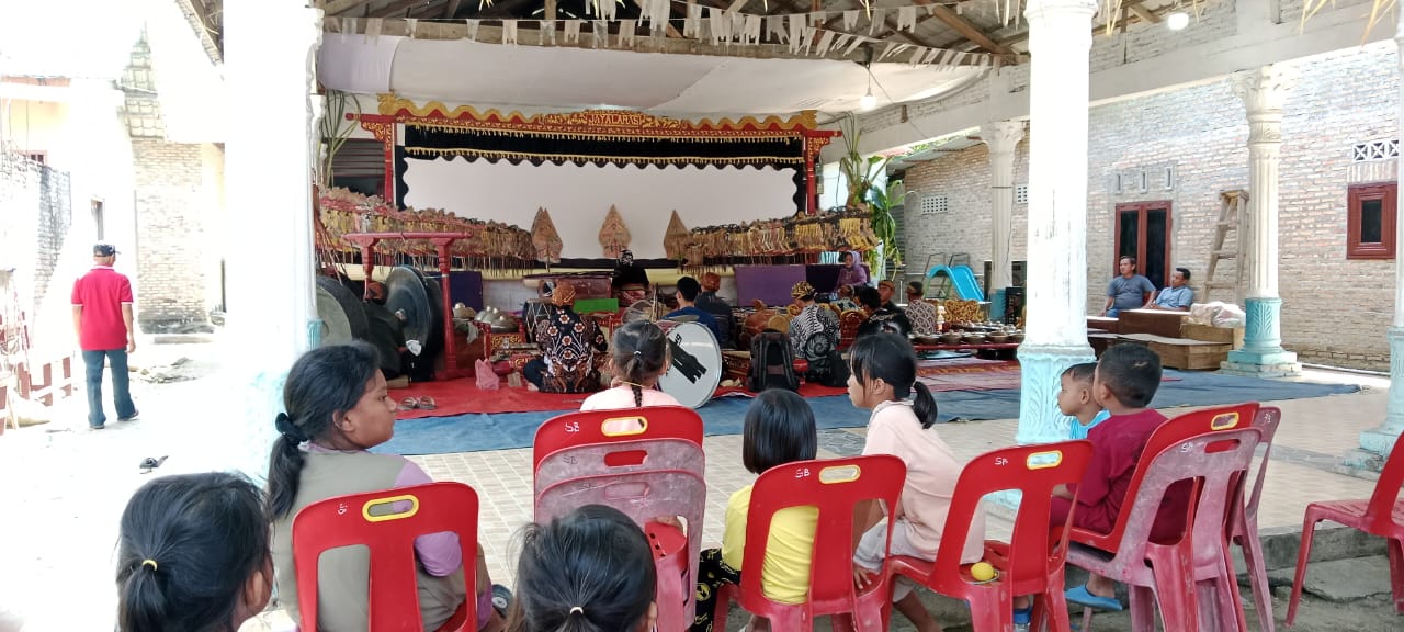 Bhabinkamtibmas Jalin Silaturahmi dan Jaga Kamtibmas Lewat Pagelaran Wayang Kulit di Desa Lubuk Besar
