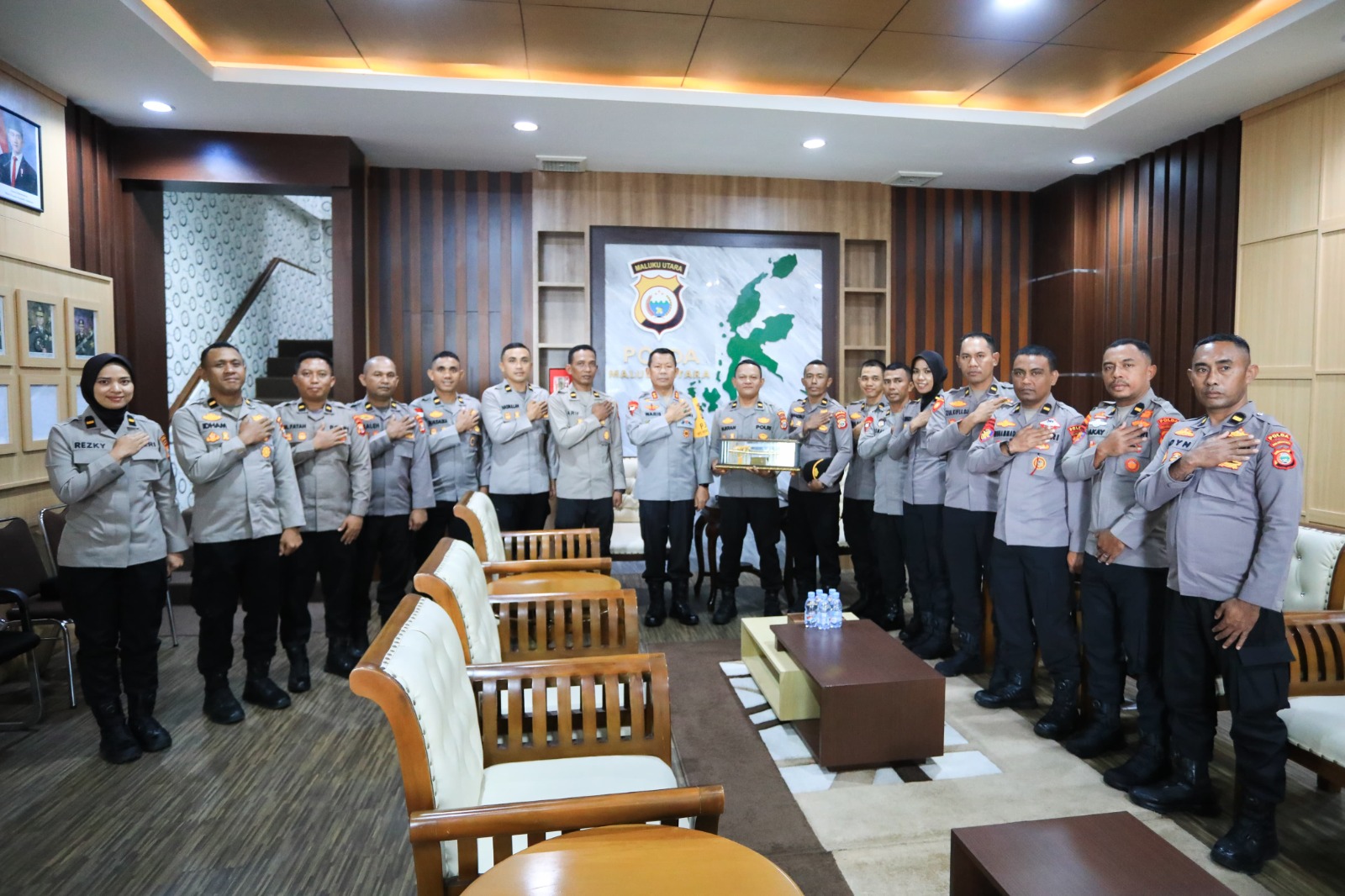 Silaturahmi Penuh Makna, Kapolda Malut Bekali Perwira SIP 54 dengan Nilai Kepemimpinan