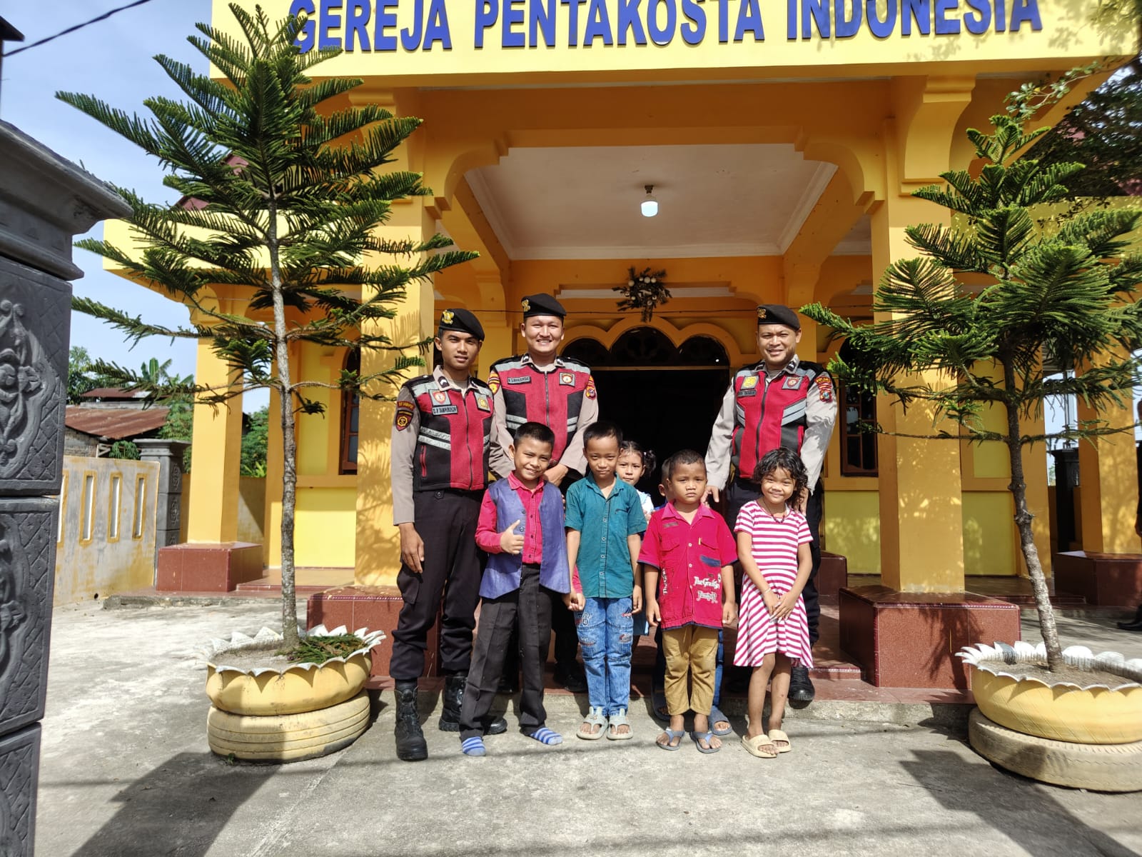 Sat Sabhara Polres Batu Bara Pastikan Keamanan Ibadah Minggu di Limapuluh