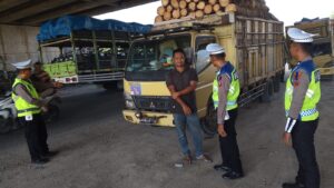 Satlantas Polres Batu Bara Tertibkan Parkir Liar di Bawah Fly Over Tol Sipare-Pare