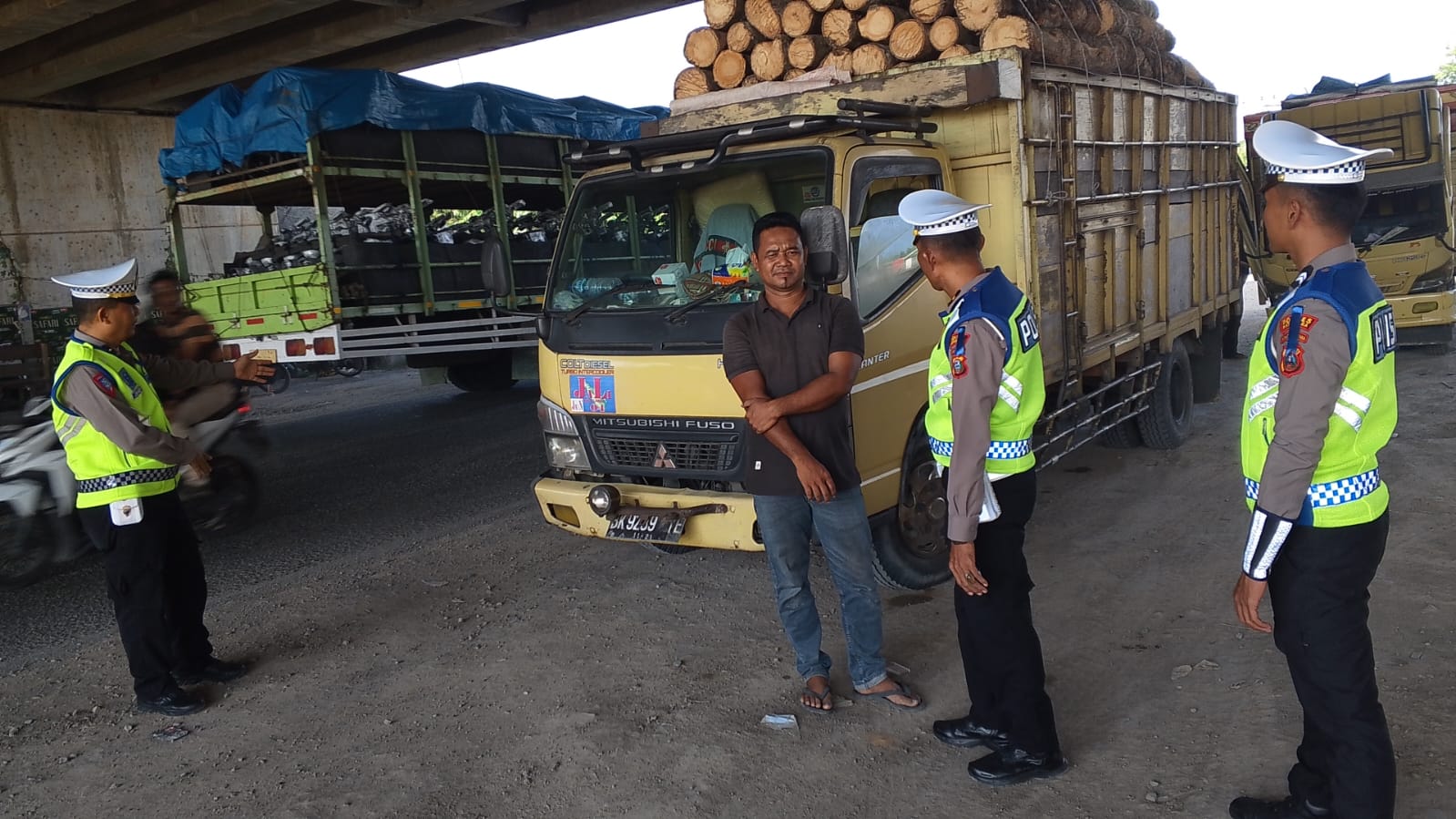 Satlantas Polres Batu Bara Tertibkan Parkir Liar di Bawah Fly Over Tol Sipare-Pare