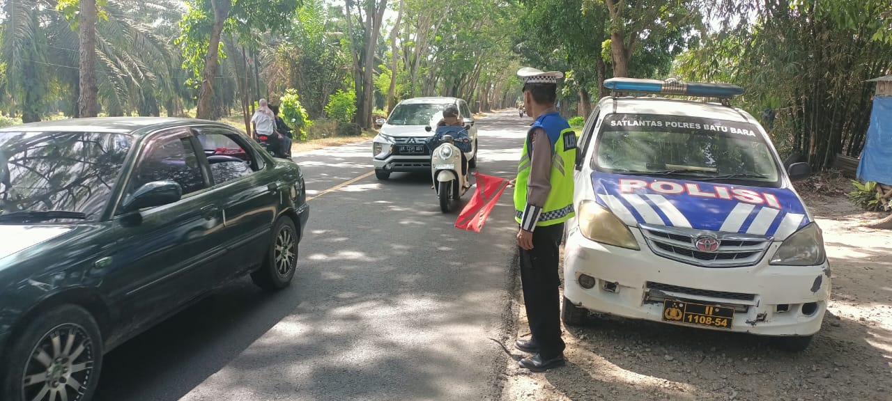 Satlantas Polres Batu Bara Tingkatkan Keamanan Lalu Lintas dengan Patroli Kibas Bendera