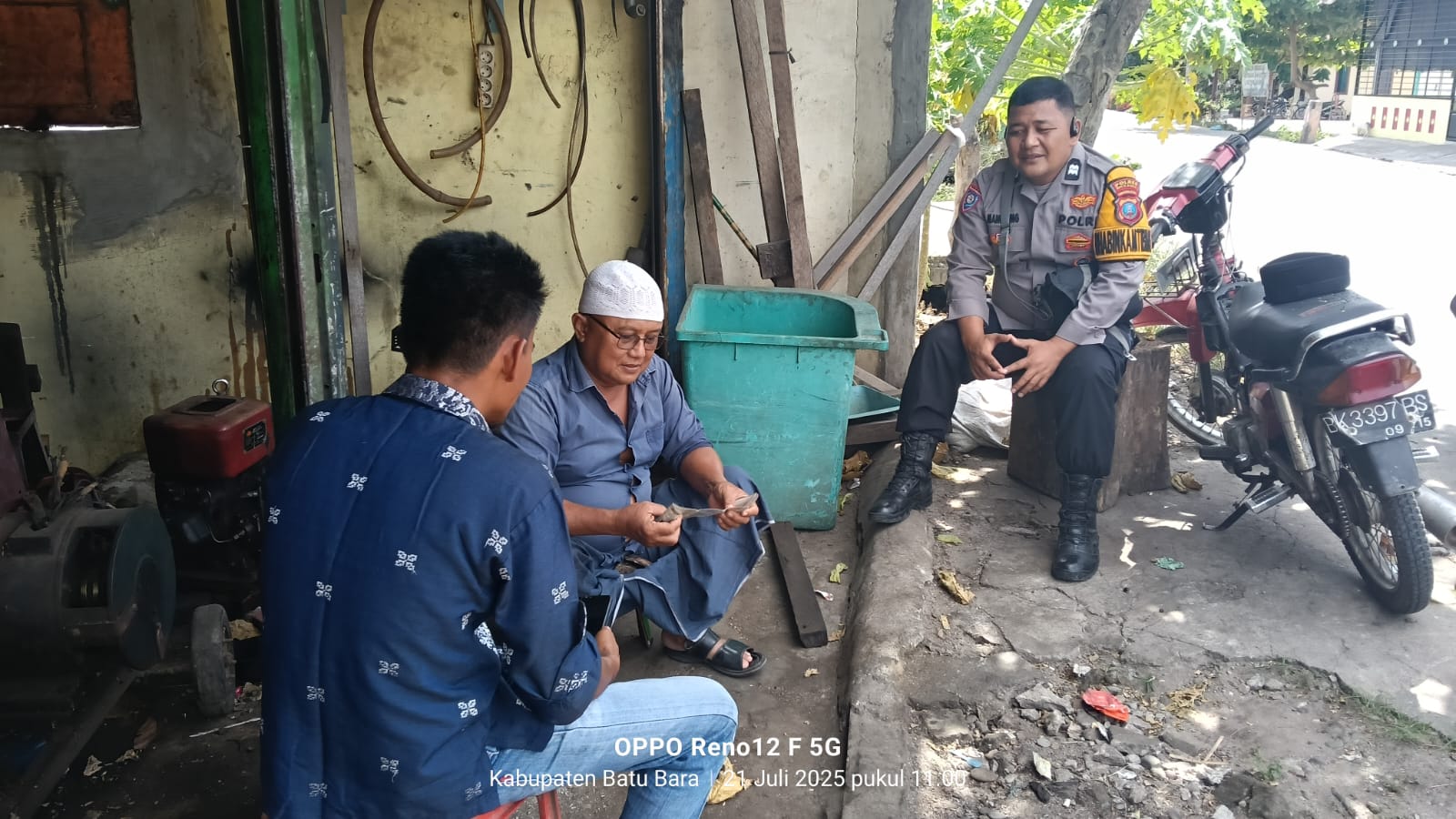 Bhabinkamtibmas Polsek Limapuluh Jalin Keakraban dan Sosialisasikan Kamtibmas di Desa Air Hitam