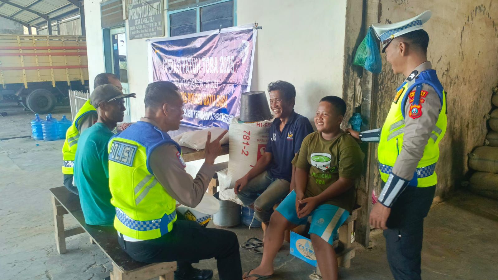 Satlantas Polres Batu Bara Sosialisasikan Keselamatan Berlalu Lintas di Kilang Padi Maju Jaya