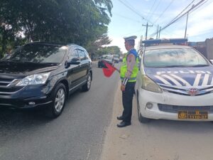 Satlantas Polres Batu Bara Patroli Kibas Bendera dan Pantau Arus Lalu Lintas