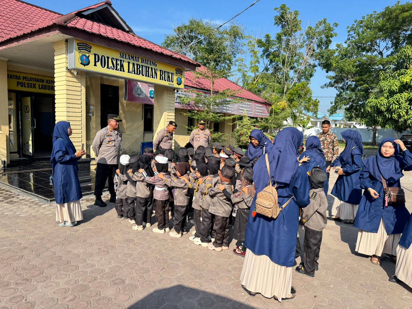 Polsek Labuhan Ruku Sambut Hangat Kunjungan TK Al-Mukhlisin dalam Peringatan Hari Anak Nasional