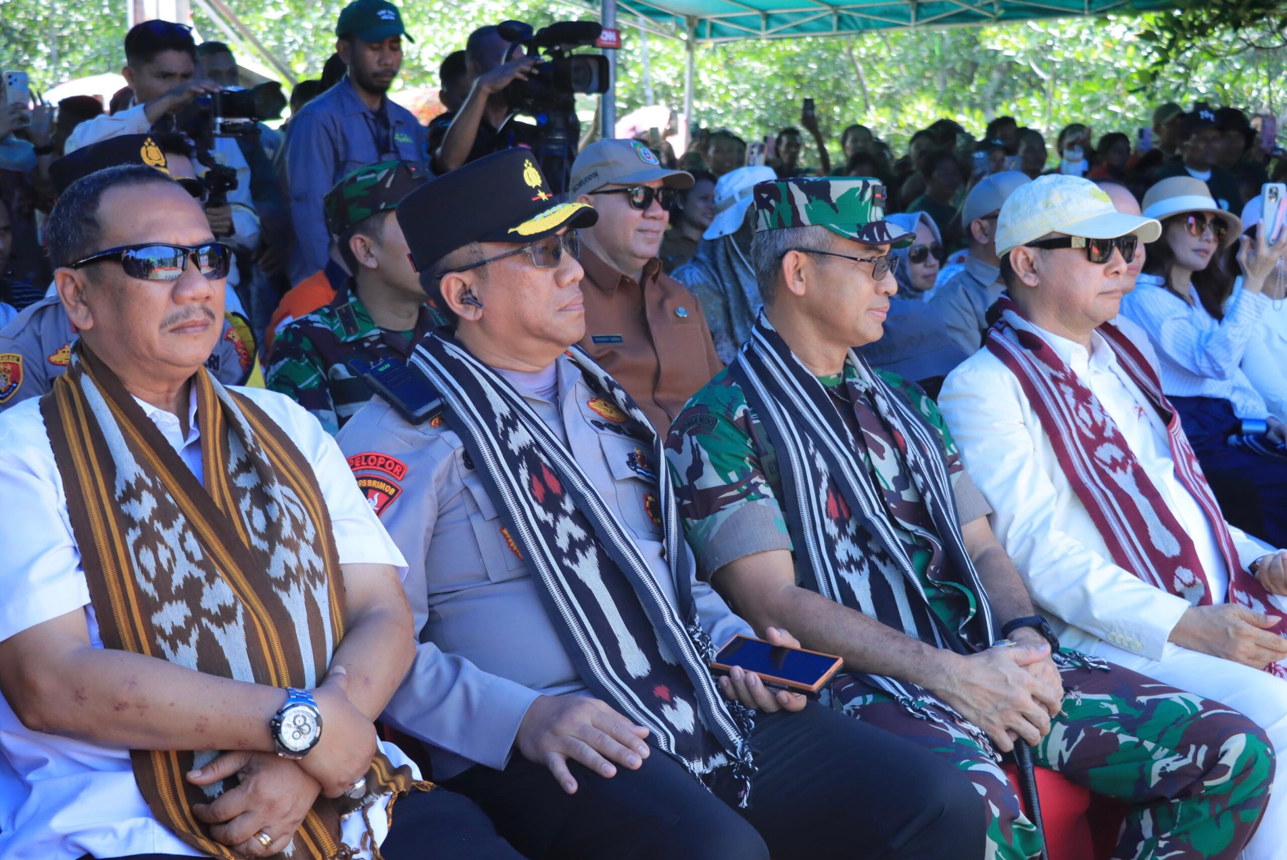 Komitmen Polri dalam Pembangunan Berkelanjutan, Wakapolda Maluku Utara Turut Tanam Mangrove di Halteng