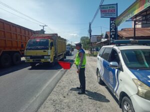 Satlantas Polres Batu Bara Patroli Kibas Bendera dan Pantau Arus Lalu Lintas