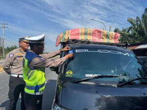 Sosialisasi Tertib Berlalu Lintas di Exit Tol Lima Puluh: Operasi Patuh Toba 2025