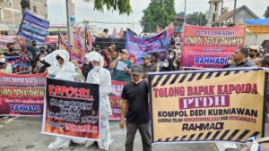 Ratusan Warga Tanjungbalai Geruduk Polda Sumut, Desak Pecat Kompol”* –