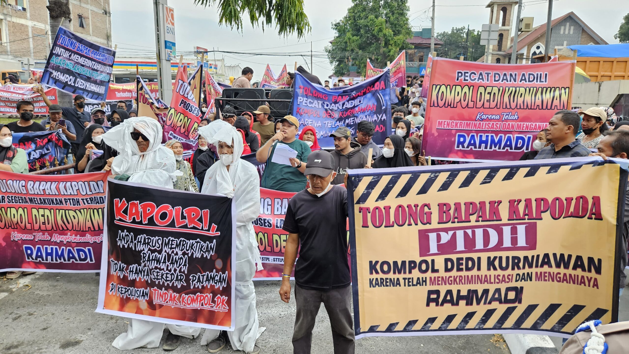 Ratusan Warga Tanjungbalai Geruduk Polda Sumut, Desak Pecat Kompol”* –