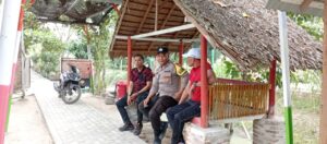 Bhabinkamtibmas Polsek Lima Puluh Jalin Komunikasi dan Jaga Kamtibmas di Desa Empat Negeri