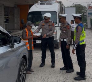 Satlantas Polres Batu Bara Bagikan Nasi Kotak dalam Program Jumat Berkah