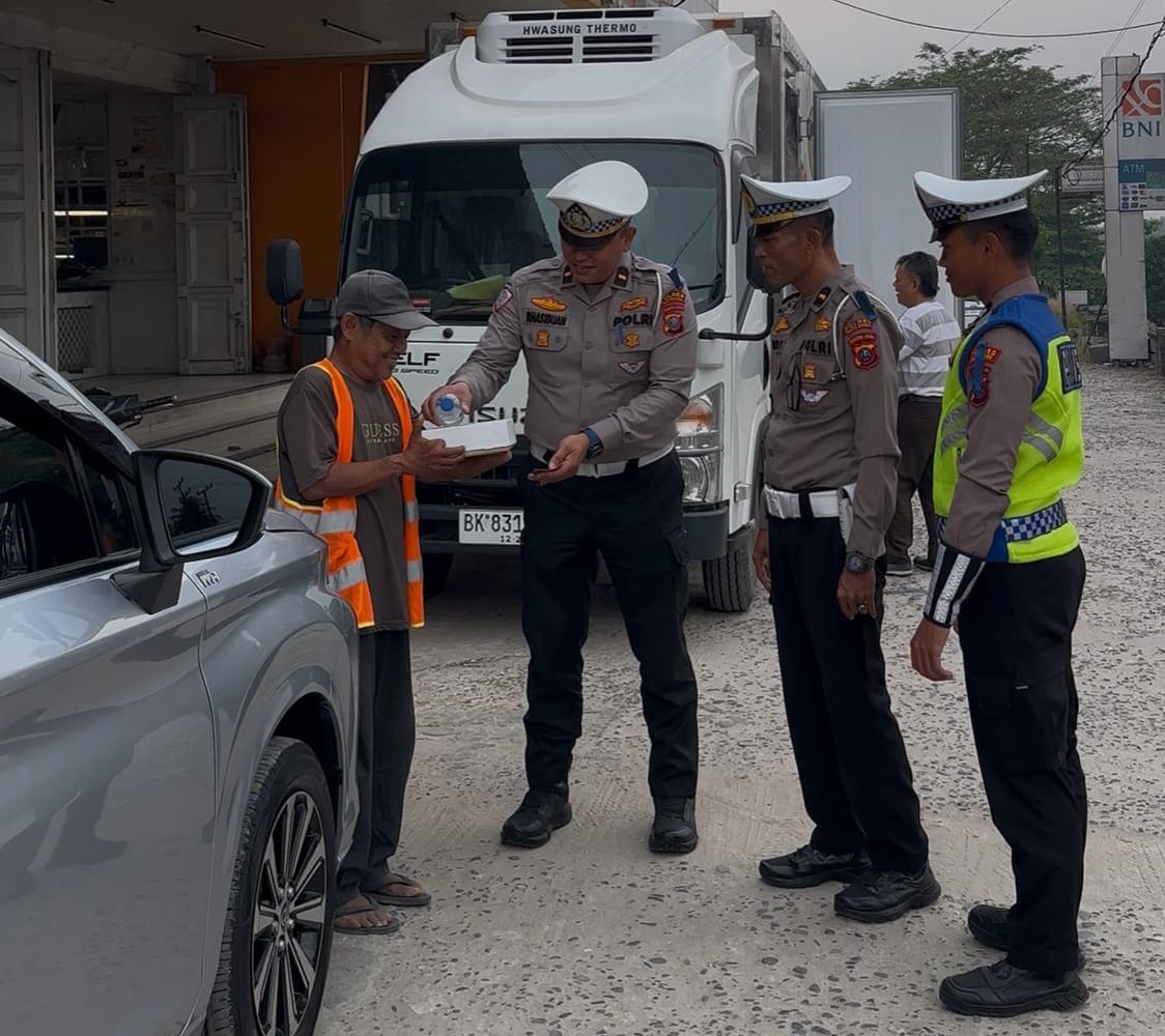 Satlantas Polres Batu Bara Bagikan Nasi Kotak dalam Program Jumat Berkah