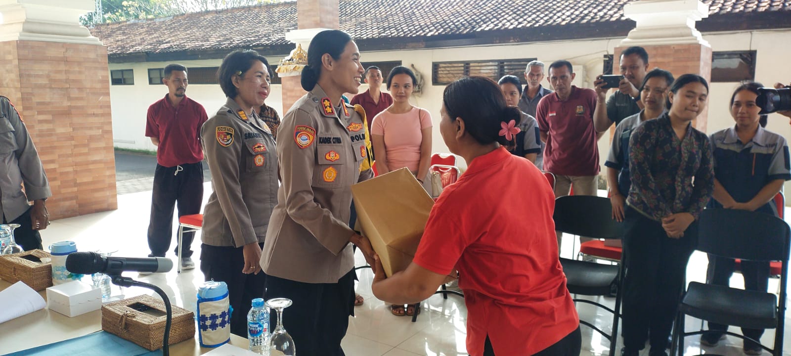 Kapolres Jembrana Berbagi Kasih Lewat Bantuan Sembako kepada PHL Polres