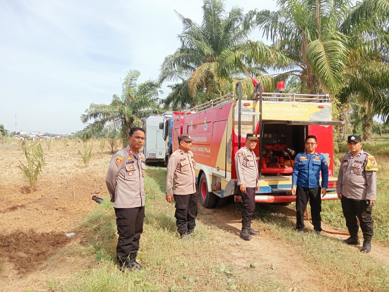 Kapolsek Indrapura Pantau Penyiraman Lahan Jagung Binaan Kapolres Batu Bara untuk Ketahanan Pangan