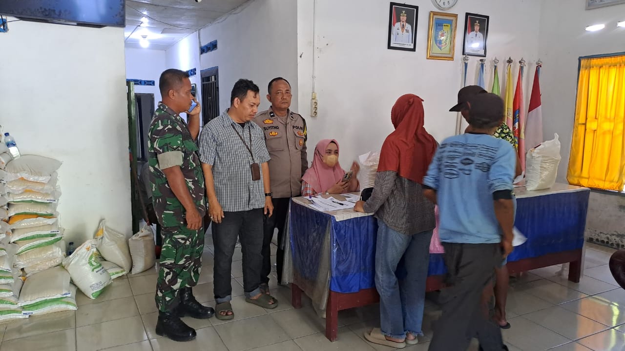 Bhabinkamtibmas Polsek Indrapura Amankan Penyaluran Bantuan Pangan di Desa Tanjung Seri