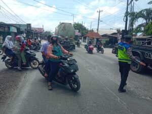 Sat Lantas Polres Batu Bara Amankan Arus Lalu Lintas di Simpang Tanah Merah