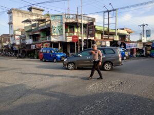 Polisi Lancar-kan Arus Lalu Lintas Pagi di Simpang Limapuluh, Batu Bara