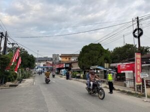Satlantas Polres Batu Bara Atur Lalu Lintas Pagi di Depan Mako Polres Batu Bara