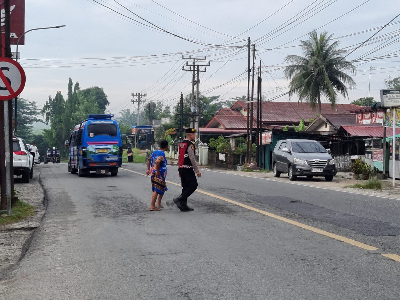 Sat Samapta Polres Batu Bara Polda Sumut Gelar Strong Point Pagi untuk Cegah Kemacetan dan Beri Rasa Aman