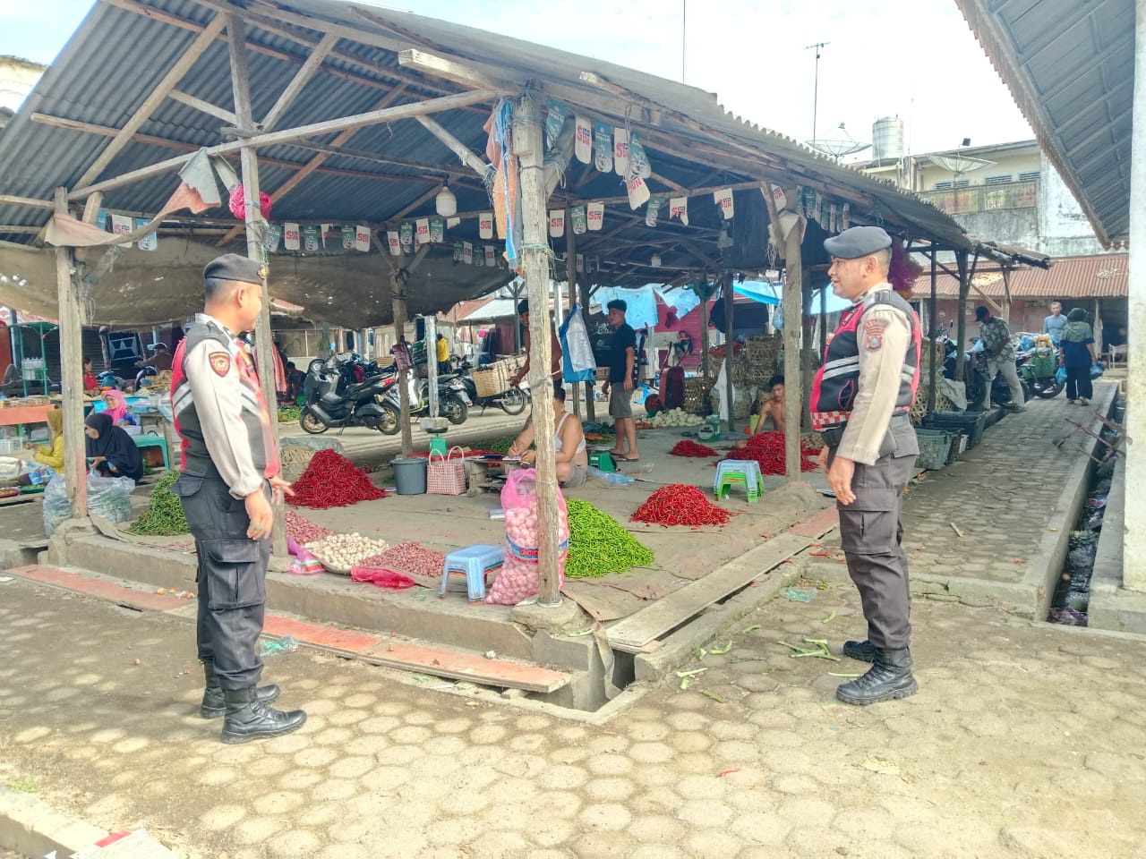 Sat Samapta Polres Batu Bara Tingkatkan Keamanan dengan Cooling System dan Himbauan Kamtibmas di Pajak Limapuluh