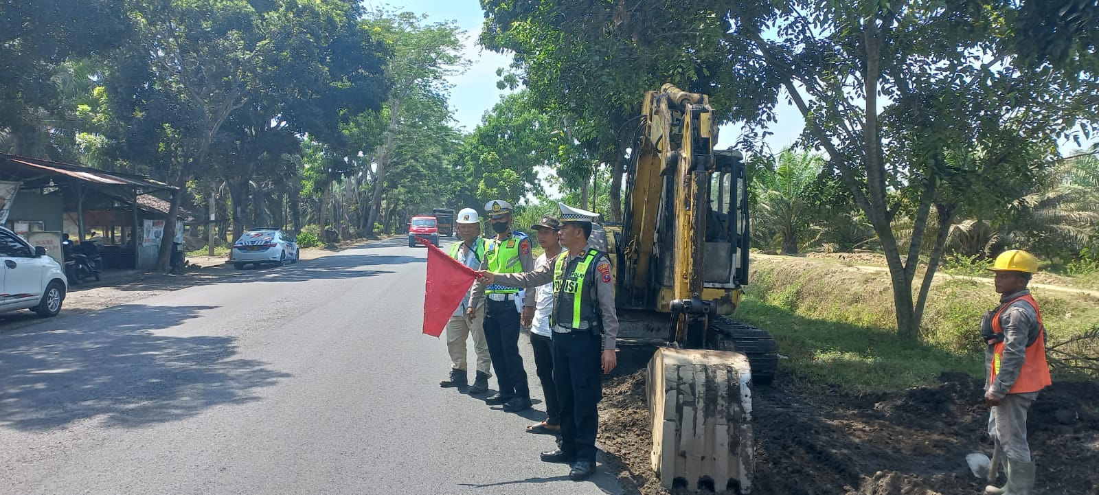 Satlantas Polres Batu Bara Tingkatkan Keamanan Lalu Lintas dengan Pengaturan dan Patroli di Jalinsum Sei Bejangkar
