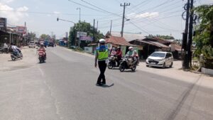 Sat Lantas Polres Batu Bara Rutin Gelar Pengaturan Lalu Lintas Siang di Simpang Tanah Merah