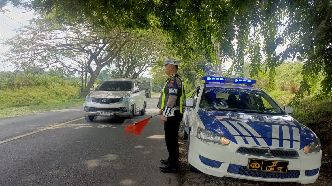 Satlantas Polres Batu Bara Patroli Kibas Bendera dan Pantau Arus Lalu Lintas