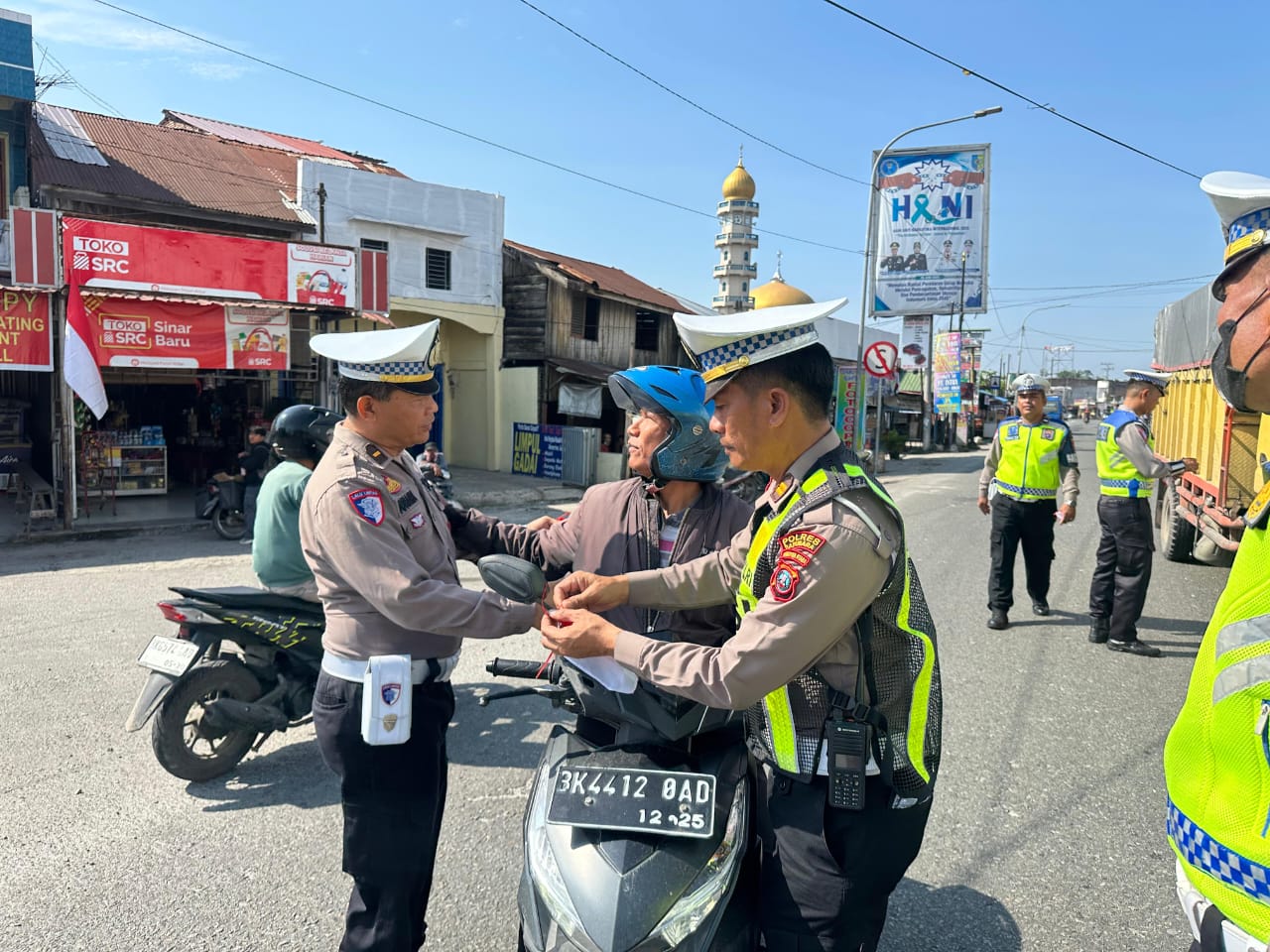 Satlantas Polres Batu Bara Gelar “Polantas Menyapa,” Bagikan Bendera Merah Putih Sambut HUT RI ke-80