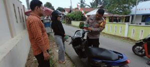 Polsek Lima Puluh Semarakkan HUT RI ke-80 dengan Pembagian Bendera Merah Putih di Desa Sumber Padi