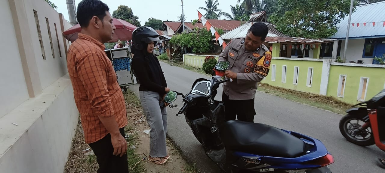 Polsek Lima Puluh Semarakkan HUT RI ke-80 dengan Pembagian Bendera Merah Putih di Desa Sumber Padi