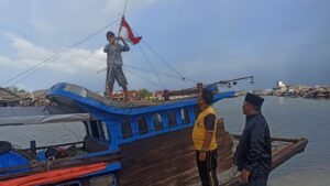 Polsek Labuhan Ruku Semarakkan HUT RI ke-80, Bagikan Bendera Merah Putih kepada Nelayan