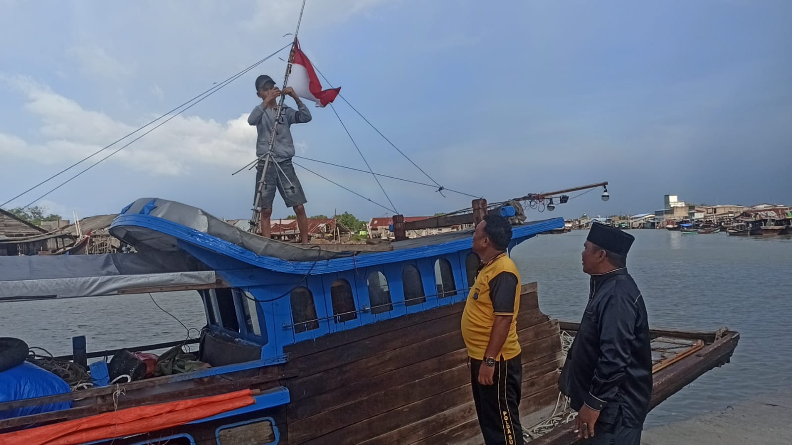Polsek Labuhan Ruku Semarakkan HUT RI ke-80, Bagikan Bendera Merah Putih kepada Nelayan
