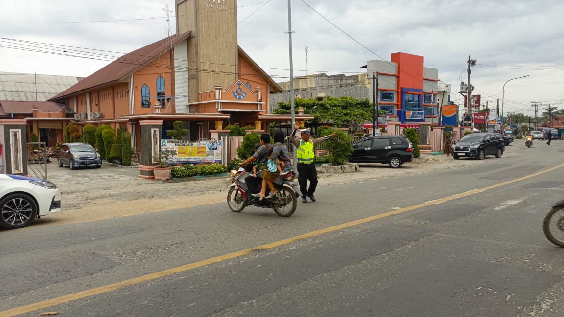 Satlantas Polres Batu Bara Amankan Lalu Lintas di Gereja HKBP Limapuluh