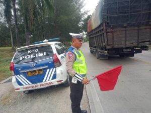 Satlantas Polres Batu Bara Patroli dan Kibarkan Bendera di Jalinsum Indrapura