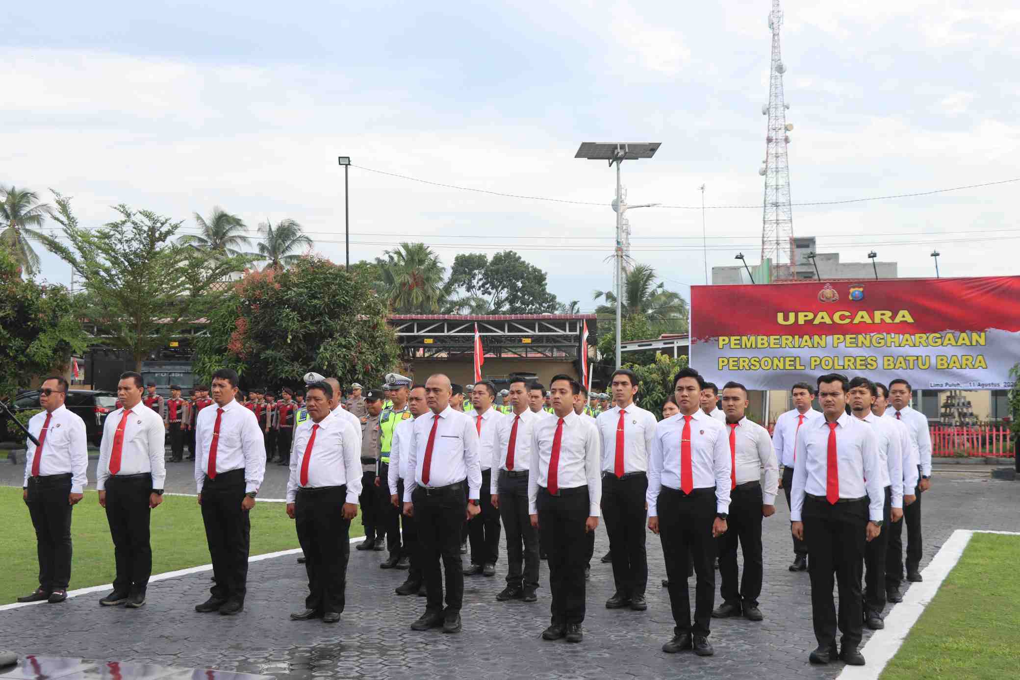 Polres Batu Bara Berikan Penghargaan kepada 31 Personel Berprestasi