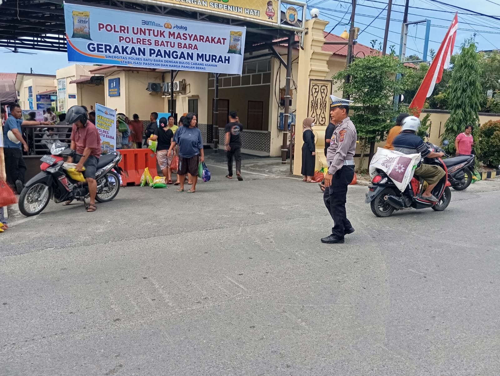 Satlantas Polres Batu Bara Sukses Amankan Lalu Lintas Gerakan Pangan Murah di Depan Mako Polres, Masyarakat Apresiasi
