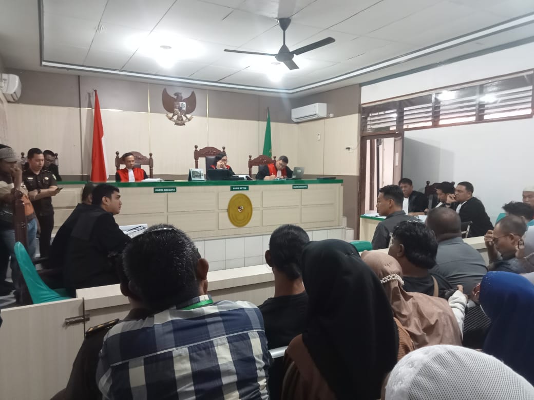 sidang perkara narkotika dengan terdakwa Rahmadi yang diwarnai ketegangan akibat penyitaan telepon seluler miliknya Kuasa Hukum Rahmadi Ajukan Protes Keras atas Penyitaan Telepon Seluler dalam Sidang Narkotika”